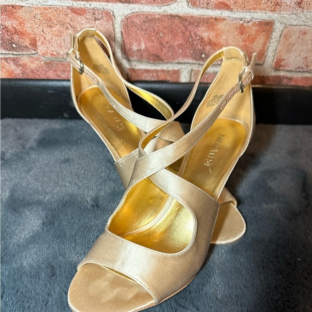 Women's Nine West size 9 gold heels